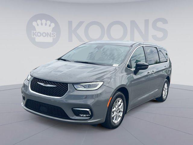used 2025 Chrysler Pacifica car, priced at $28,005