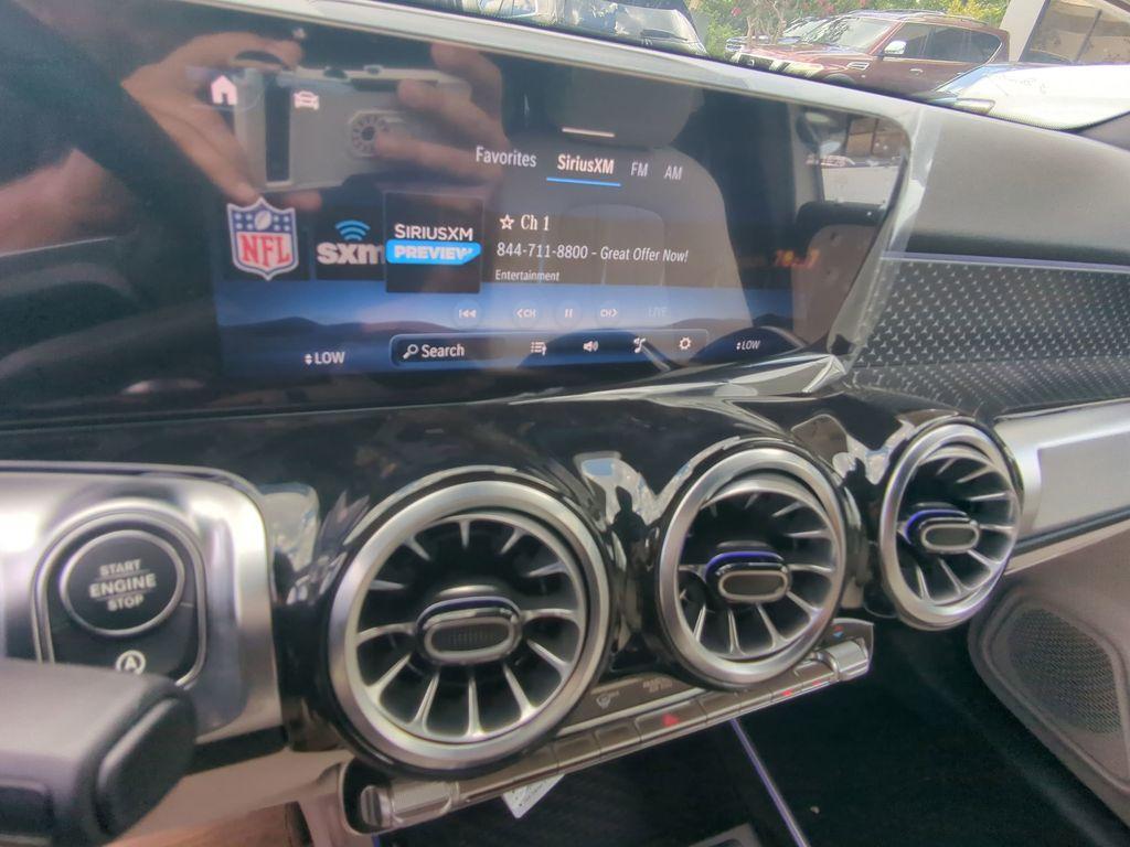 new 2025 Mercedes-Benz GLB 250 car