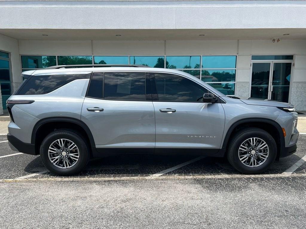 used 2025 Chevrolet Traverse car, priced at $37,888