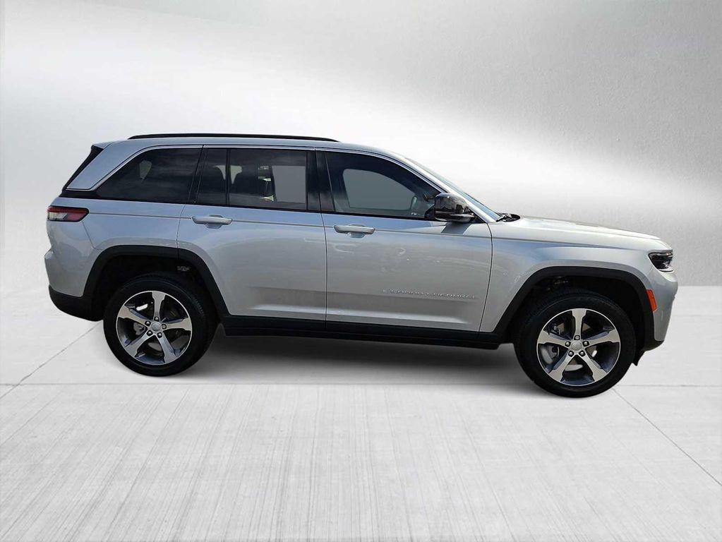 new 2026 Jeep Grand Cherokee car, priced at $43,000