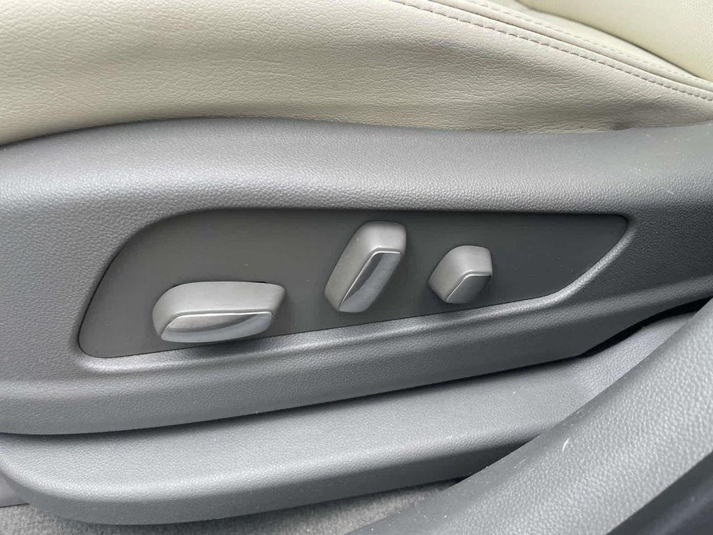 used 2023 Cadillac XT6 car, priced at $31,996