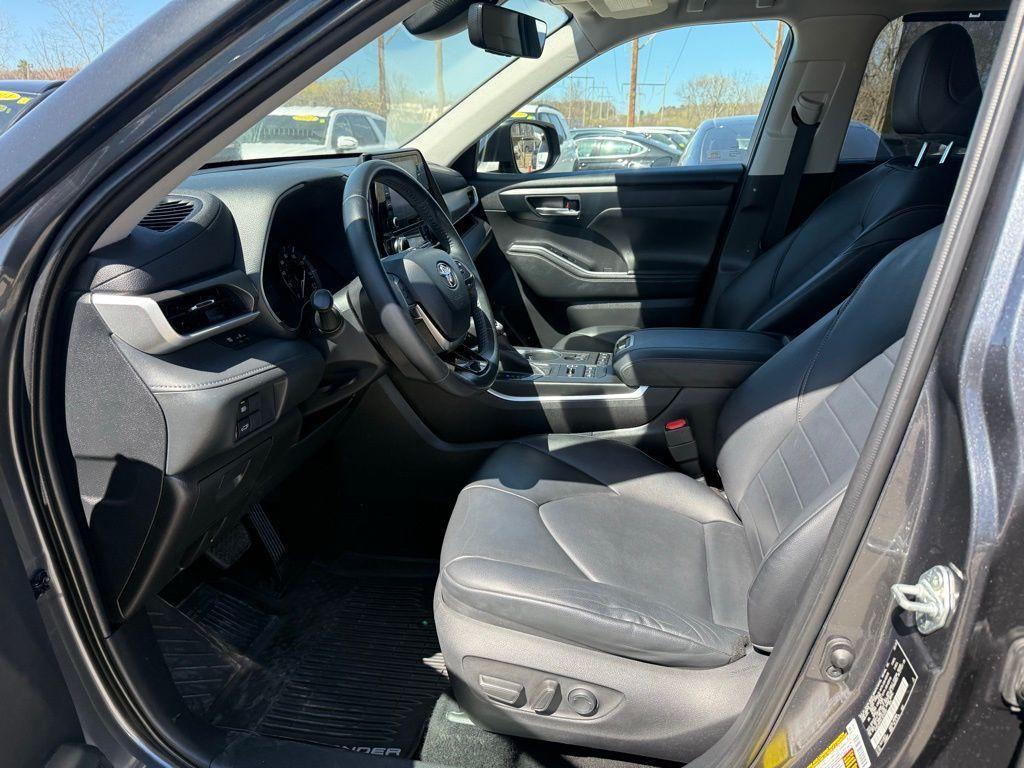 used 2020 Toyota Highlander car, priced at $28,325