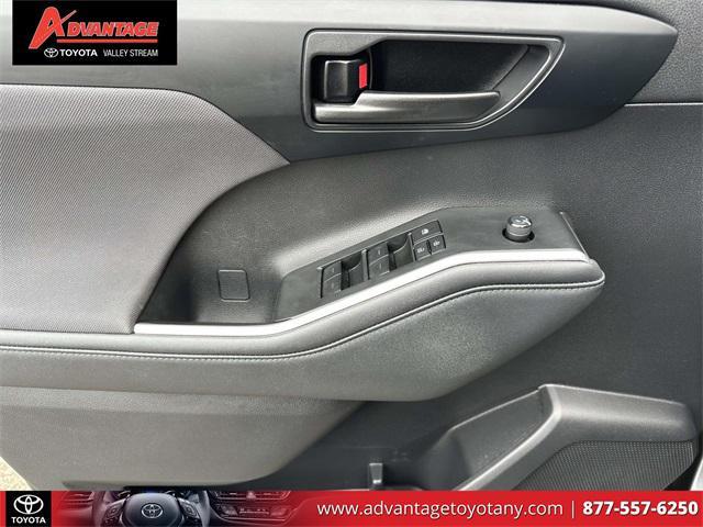 used 2022 Toyota Highlander car, priced at $30,199
