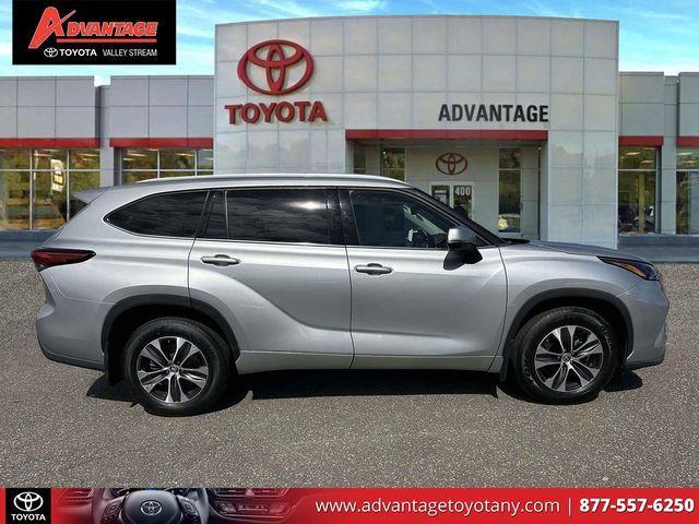 used 2022 Toyota Highlander car, priced at $35,999