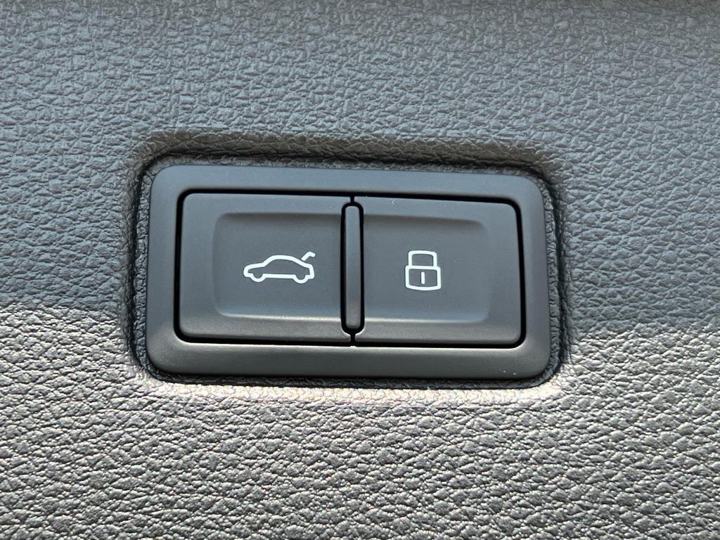 new 2025 Audi Q7 car, priced at $70,480