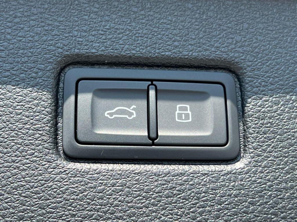 new 2025 Audi Q7 car, priced at $71,080