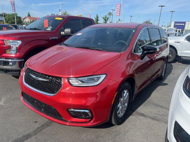 used 2025 Chrysler Pacifica car, priced at $32,073