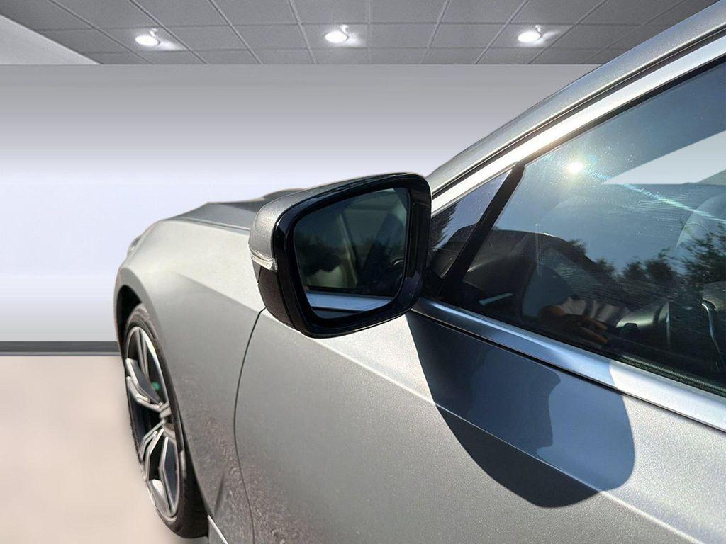BMW 3 Series view 25