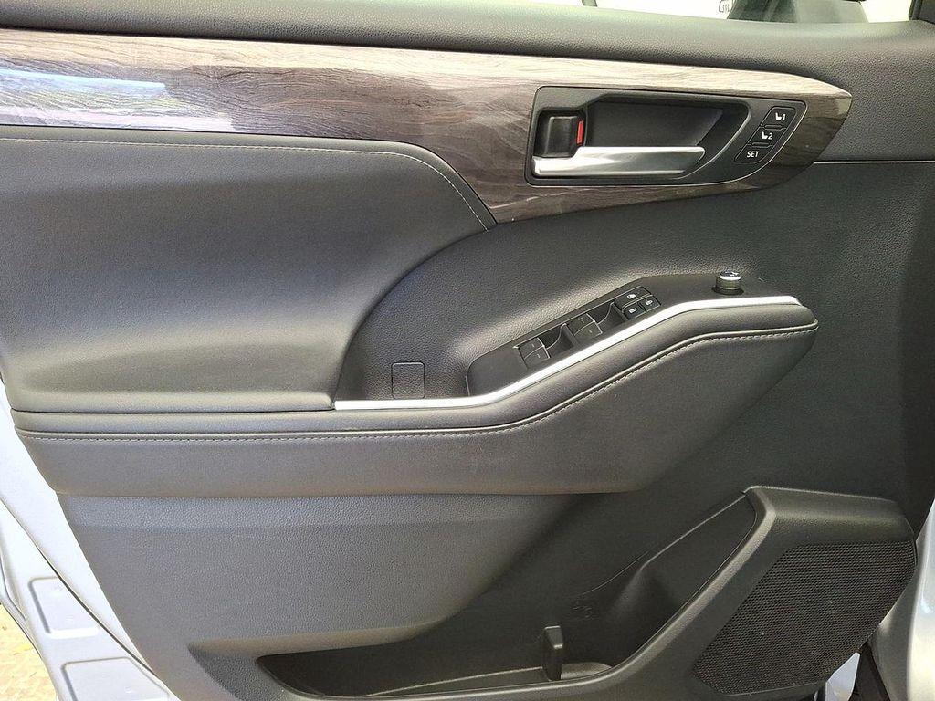 used 2021 Toyota Highlander car, priced at $33,293