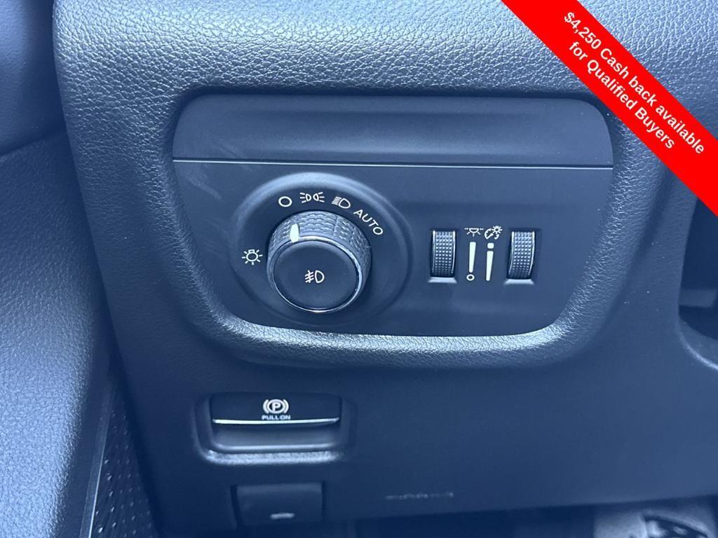 new 2025 Jeep Grand Cherokee car, priced at $45,037