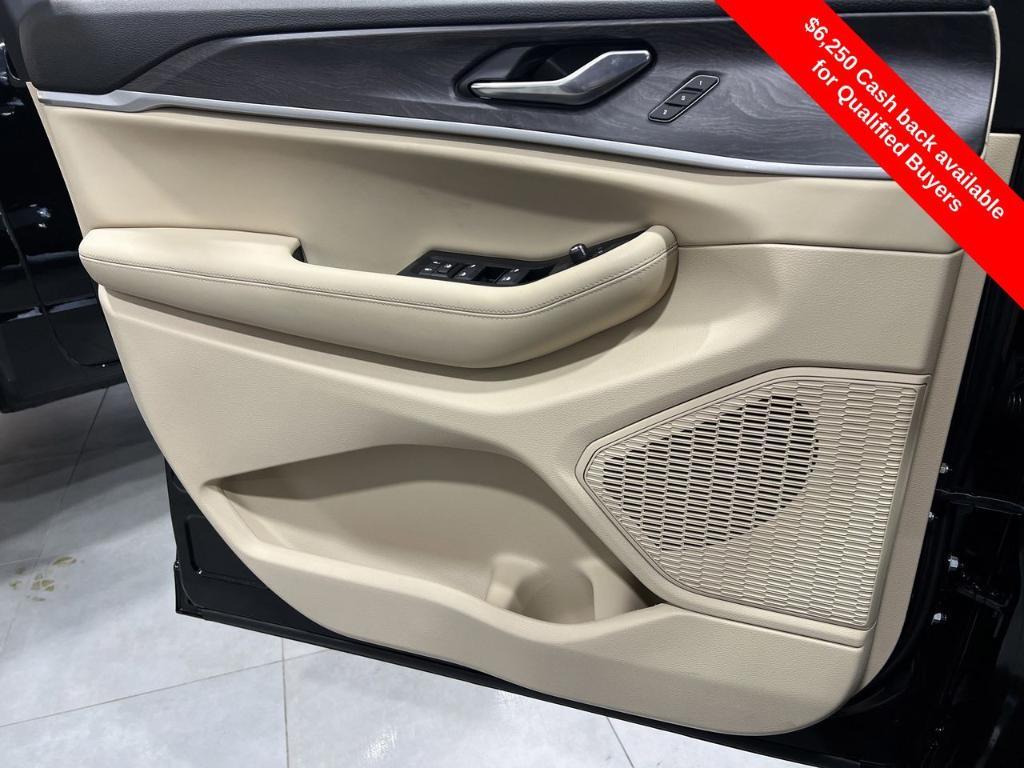 new 2025 Jeep Grand Cherokee car, priced at $44,710