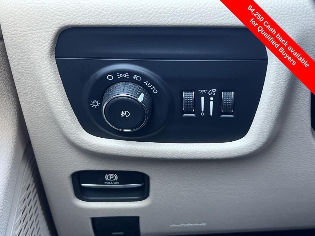 new 2025 Jeep Grand Cherokee car, priced at $41,604