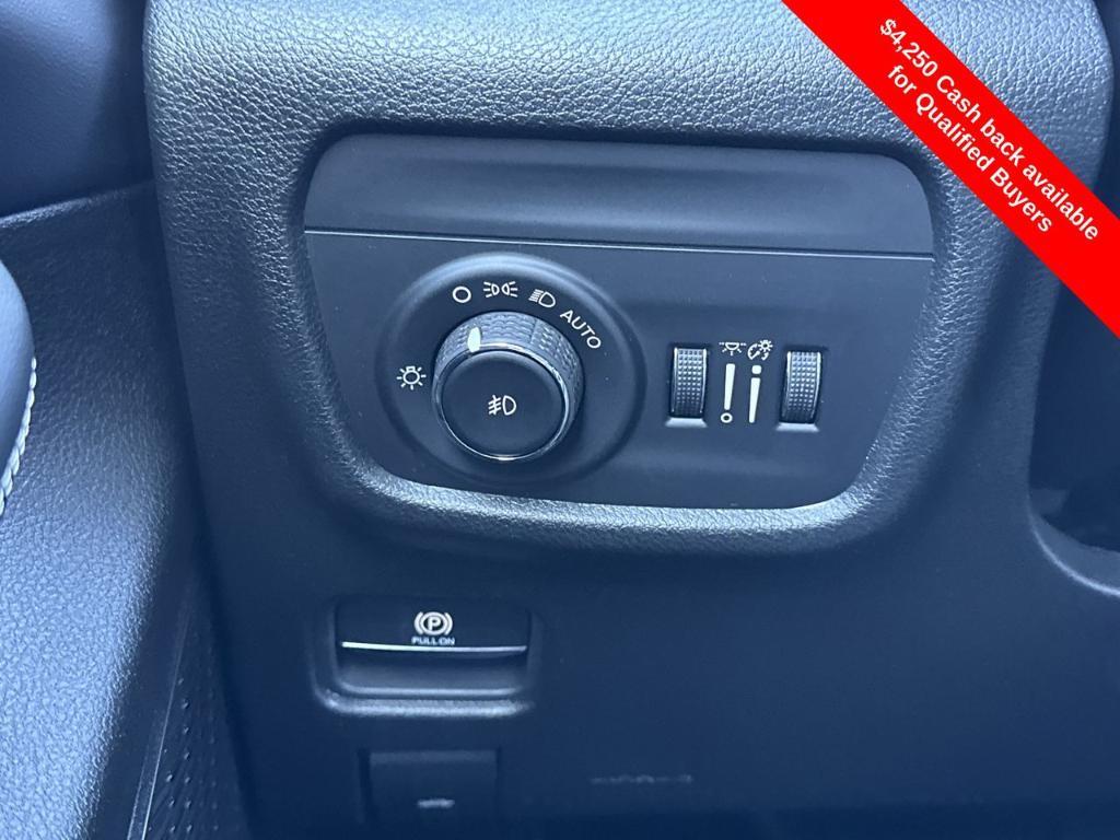 new 2025 Jeep Grand Cherokee car, priced at $45,541