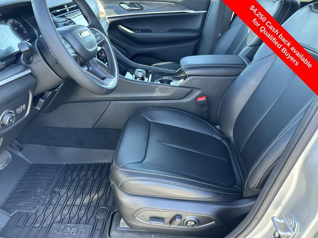 new 2025 Jeep Grand Cherokee car, priced at $45,541