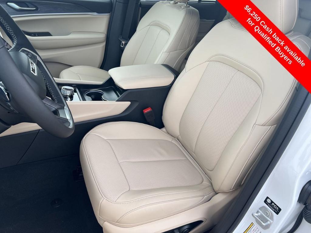 new 2025 Jeep Grand Cherokee car, priced at $45,817