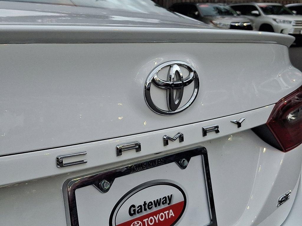 2021 Super White Toyota Camry