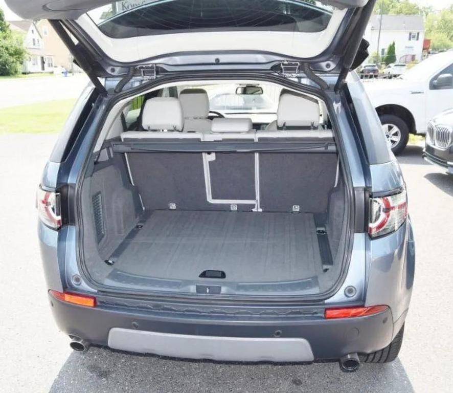 Land Rover Discovery Sport view 16