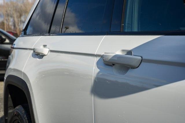 new 2025 Jeep Grand Cherokee car, priced at $38,995