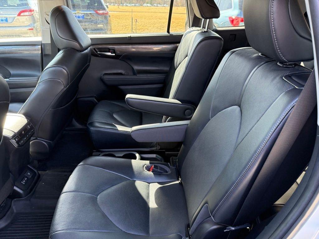 used 2022 Toyota Highlander car, priced at $38,997