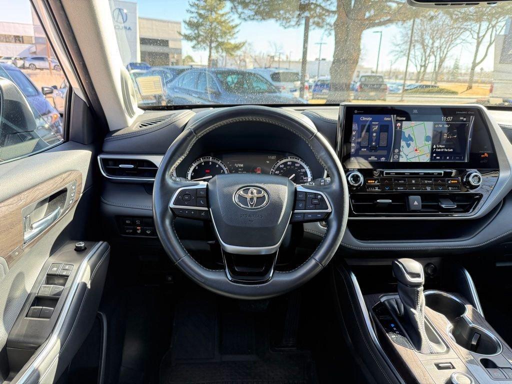 used 2022 Toyota Highlander car, priced at $38,997