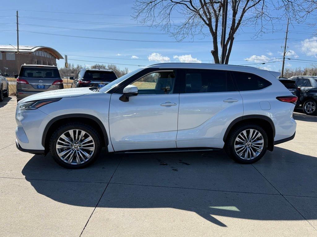 used 2022 Toyota Highlander car, priced at $38,997