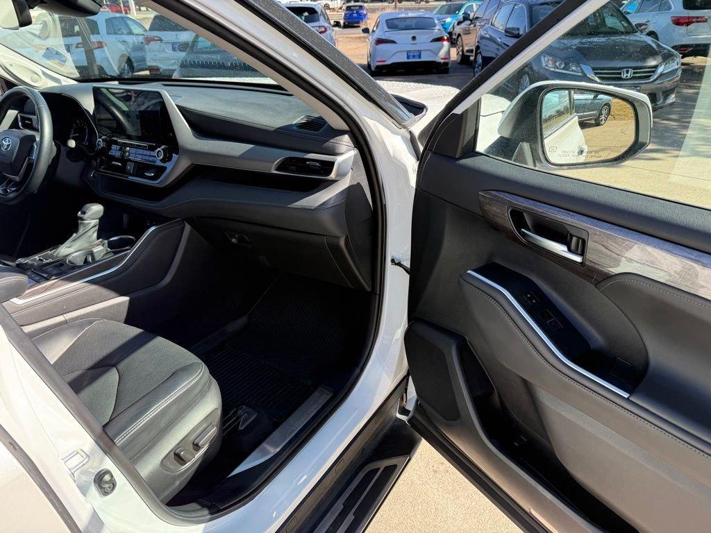 used 2022 Toyota Highlander car, priced at $38,997