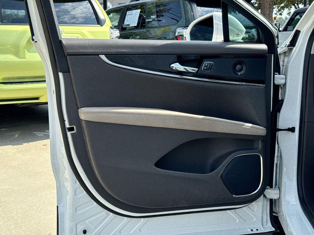 used 2021 Lincoln Nautilus car, priced at $26,121