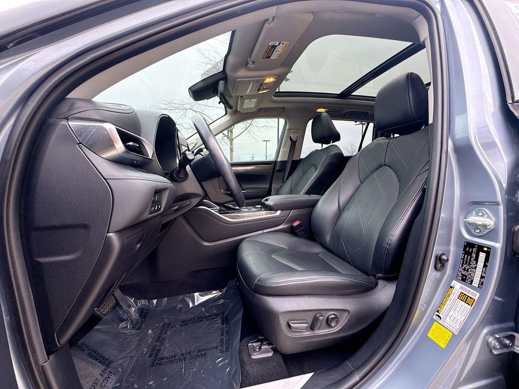 used 2021 Toyota Highlander car, priced at $35,622