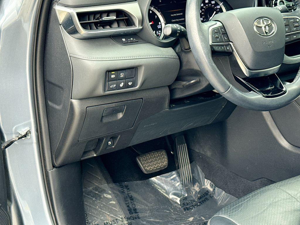 used 2021 Toyota Highlander car, priced at $35,622