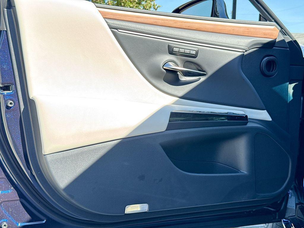 new 2025 Lexus ES 350 car, priced at $50,685