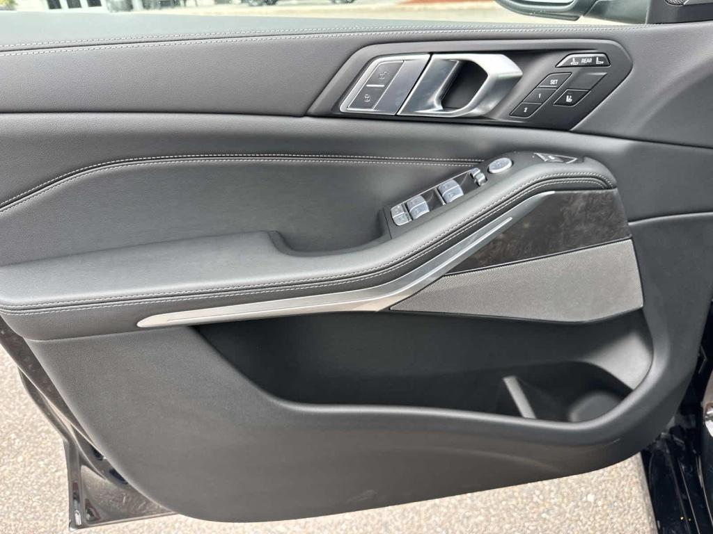 new 2026 BMW X7 car, priced at $93,155