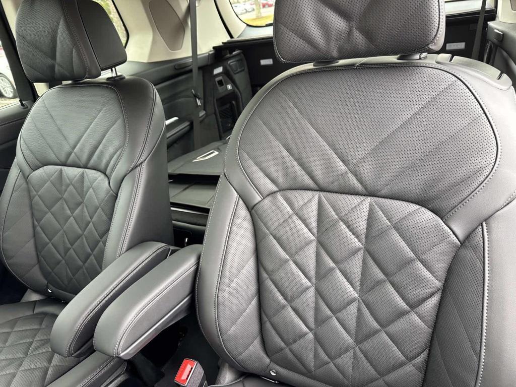 new 2026 BMW X7 car, priced at $93,155