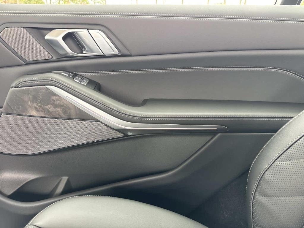 new 2026 BMW X7 car, priced at $93,155