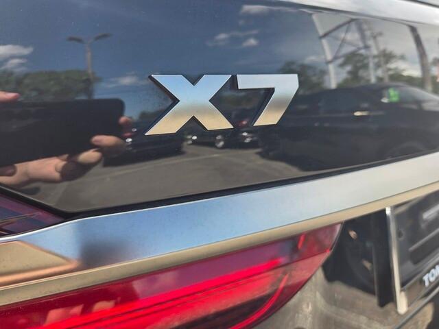 BMW X7 view 16