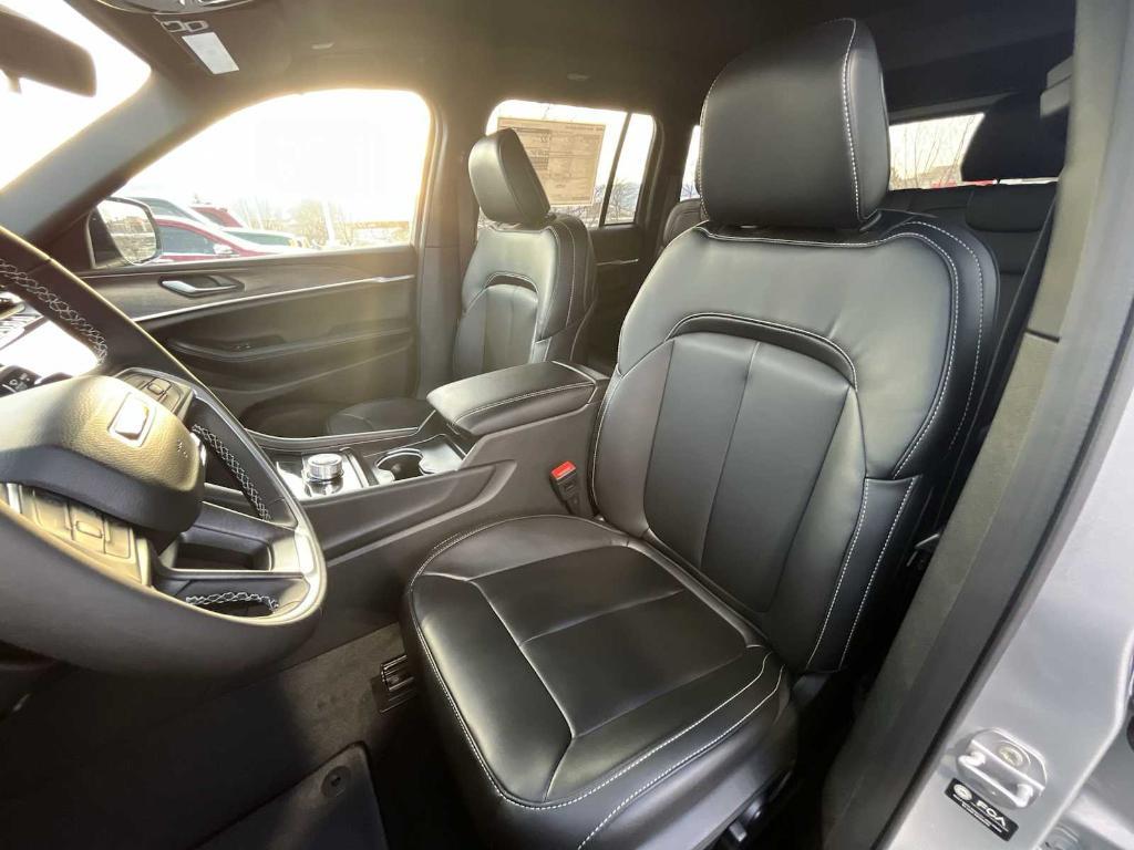 new 2025 Jeep Grand Cherokee car, priced at $50,634