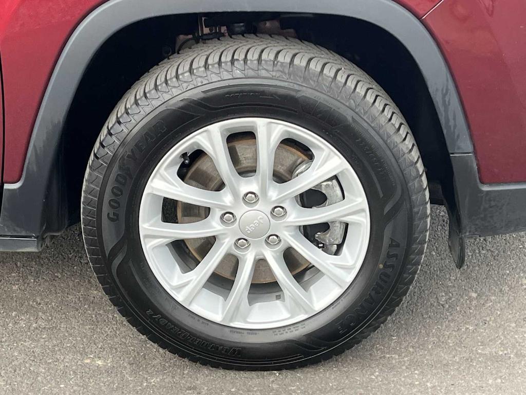 used 2021 Jeep Cherokee car, priced at $16,116