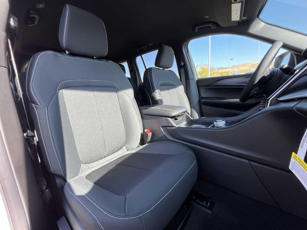 new 2025 Jeep Grand Cherokee car, priced at $38,249