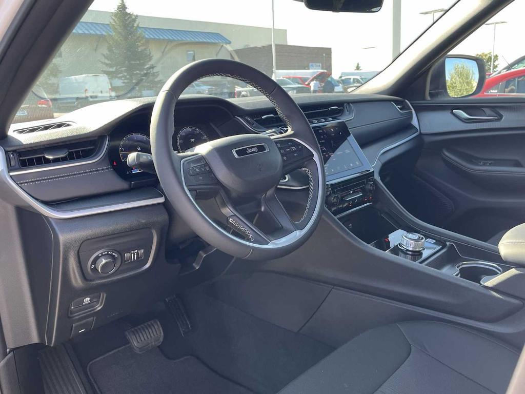 new 2025 Jeep Grand Cherokee car, priced at $38,249