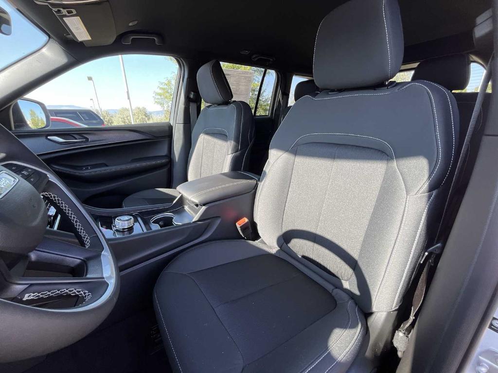 new 2025 Jeep Grand Cherokee car, priced at $38,249