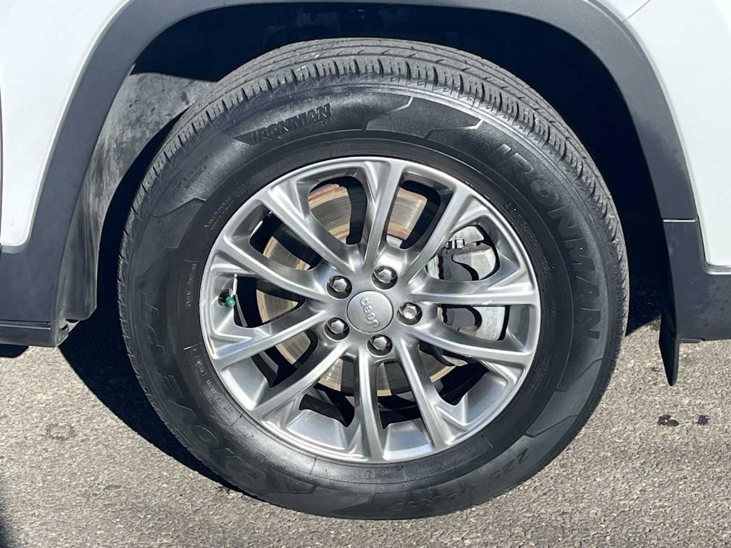 used 2019 Jeep Cherokee car, priced at $14,293