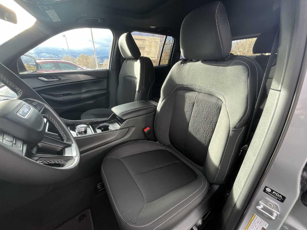 new 2025 Jeep Grand Cherokee car, priced at $40,249