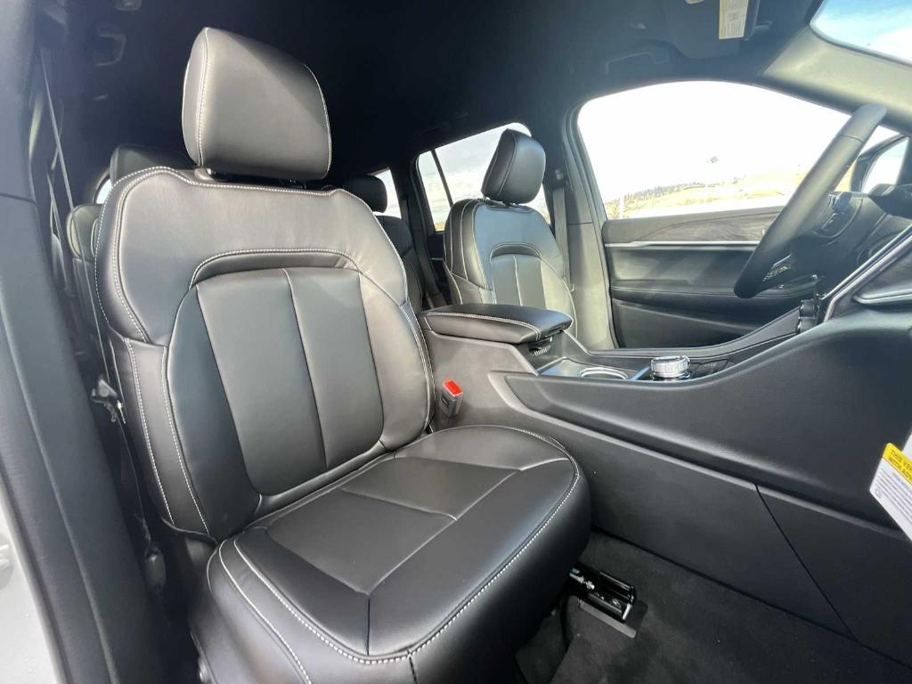 new 2025 Jeep Grand Cherokee car, priced at $46,974