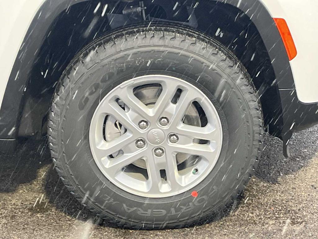 new 2025 Jeep Grand Cherokee car, priced at $38,249