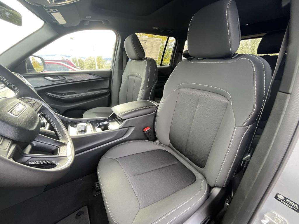 new 2025 Jeep Grand Cherokee car, priced at $40,249