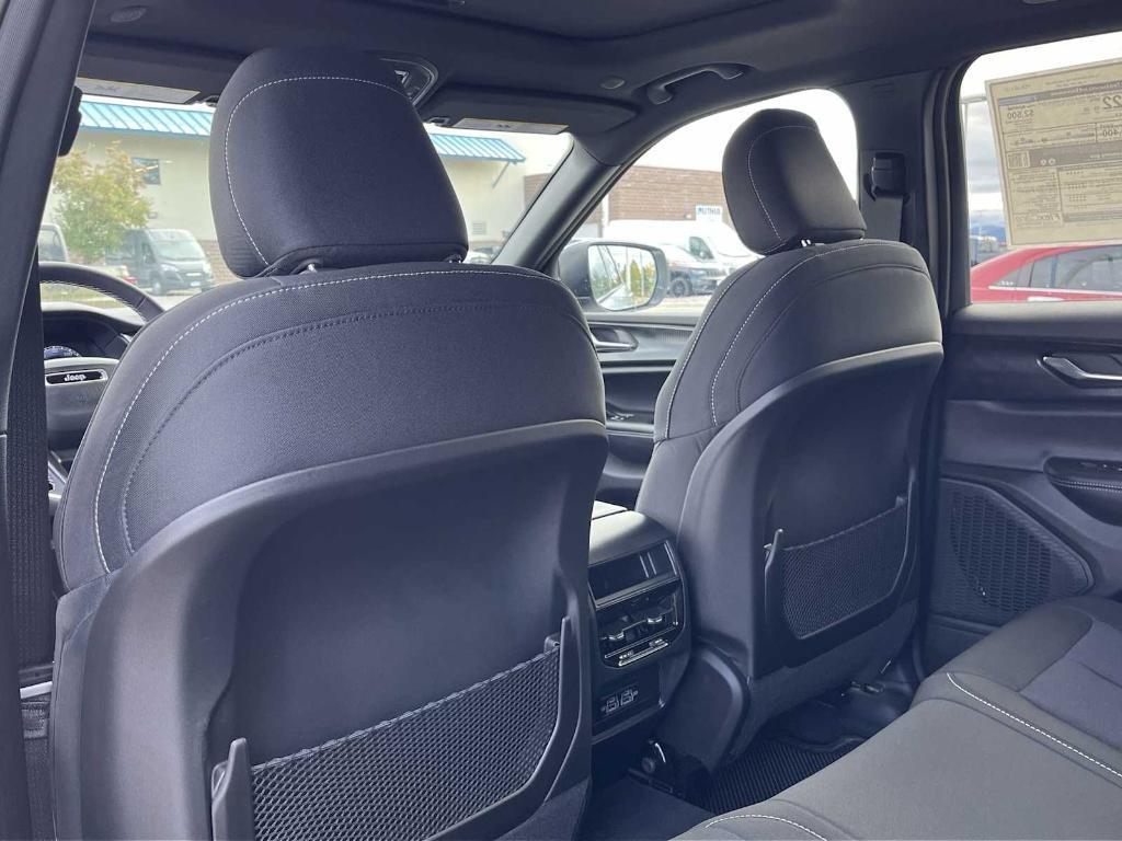 new 2025 Jeep Grand Cherokee car, priced at $40,249