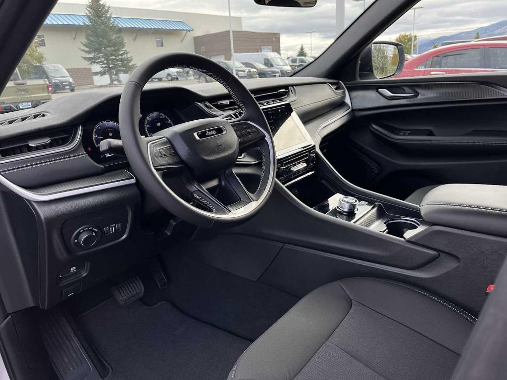 new 2025 Jeep Grand Cherokee car, priced at $40,249