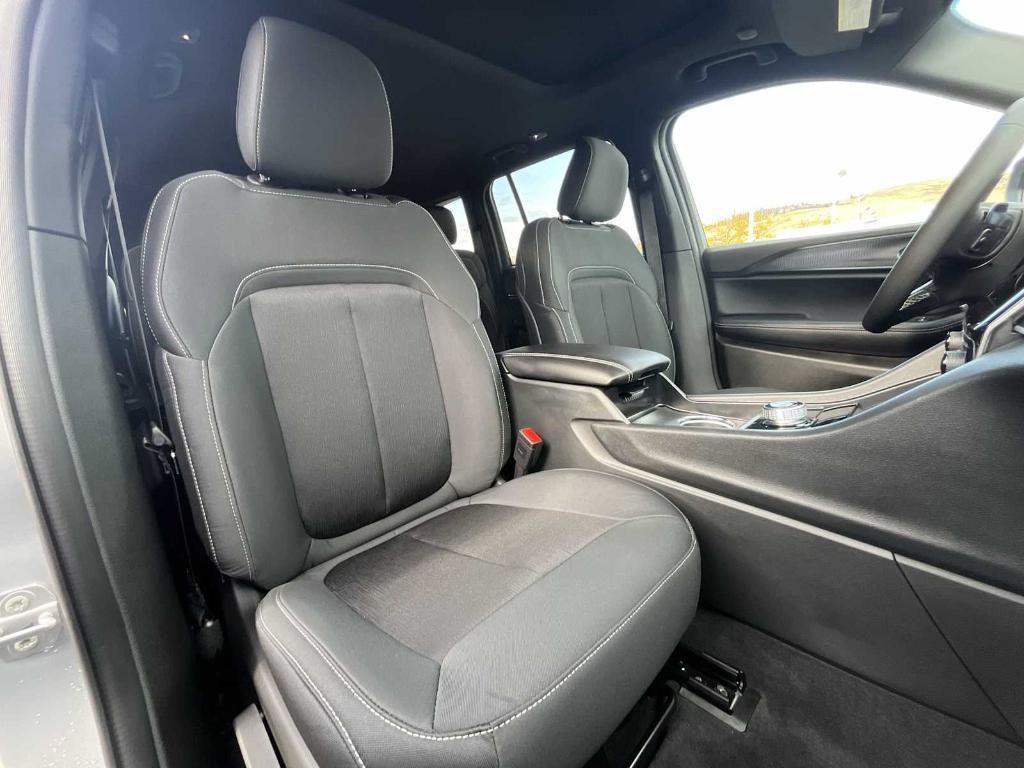 new 2025 Jeep Grand Cherokee car, priced at $40,249