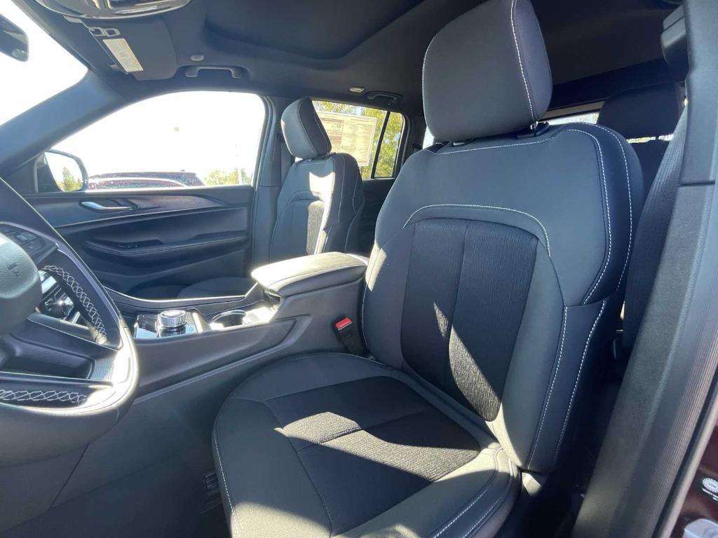 new 2025 Jeep Grand Cherokee car, priced at $40,249