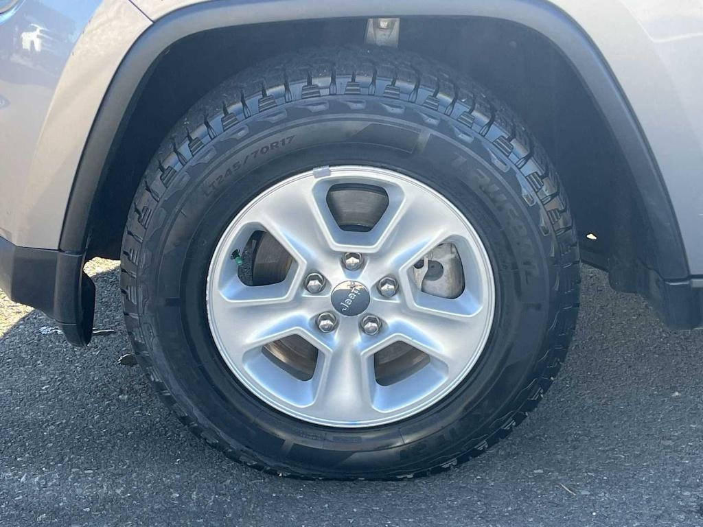 used 2016 Jeep Grand Cherokee car, priced at $14,744