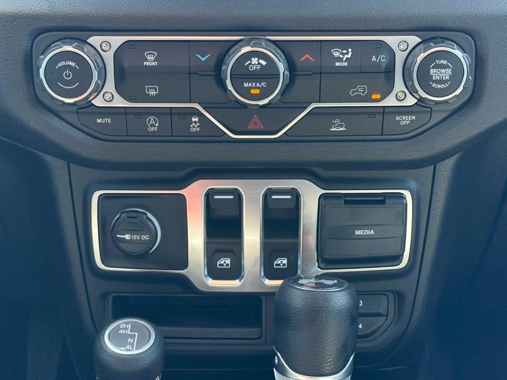 new 2025 Jeep Wrangler car, priced at $40,800